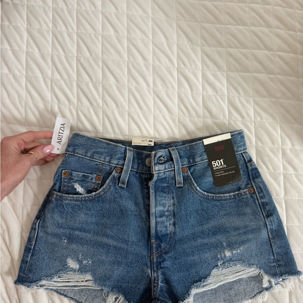 Aritzia NWT Levi's 501 Original Fit Women's Shorts "Oxnard Athens" wash, size 25